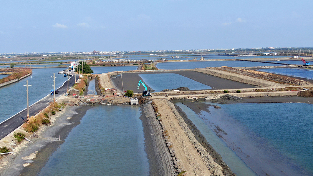 Solar System Retention Pond Drainage in Tainan, Taiwan Solar System Retention Pond Drainage in Tainan, Taiwan